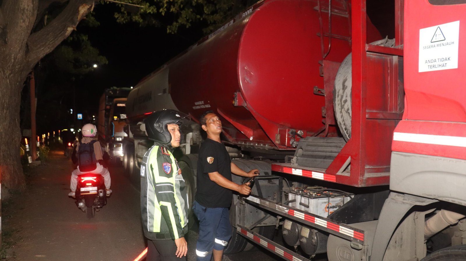 Gercep!!! Polresta Banyuwangi Tangani Truk Mogok di Tengah Lonjakan Arus ke Pelabuhan Ketapang