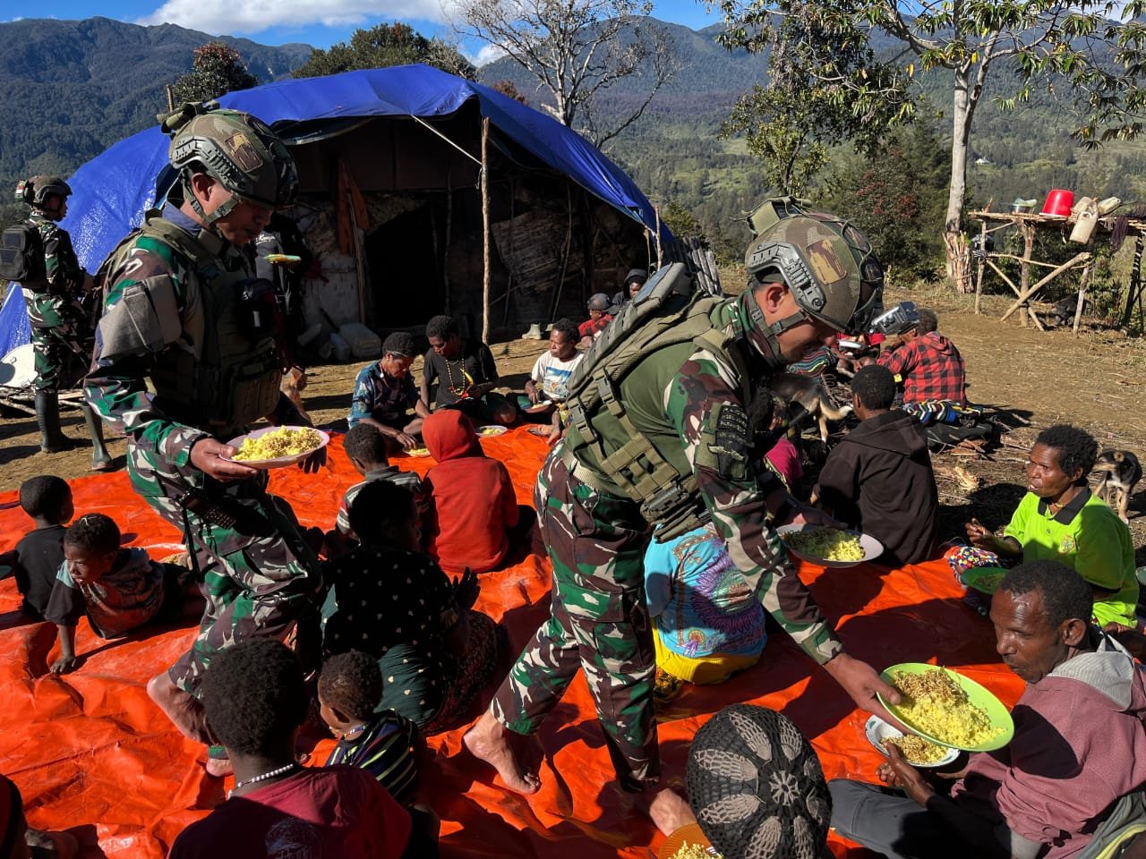 Satgas TNI Yonif 700/WYC Gelar Makan Bersama Pengungsi Eronggobak: Hangatkan Hati dalam Kebersamaan