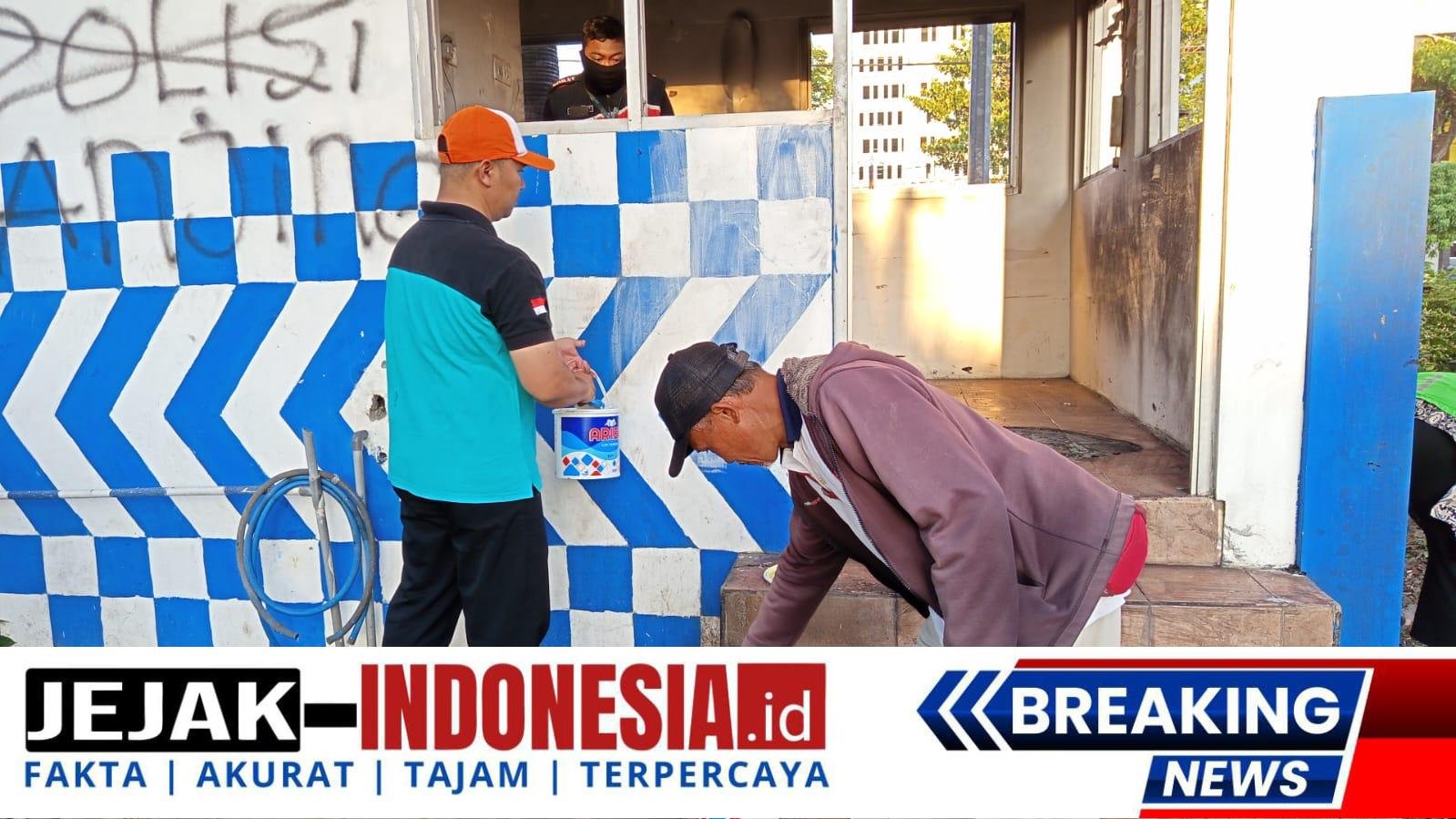 Ojol & Warga Kompak Bersihkan Pos Polisi yang Dibakar Massa di Surabaya