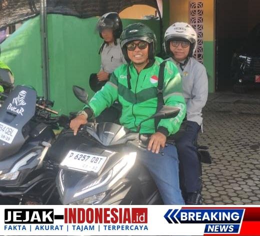 Wabup Banyuwangi Mujiono Naik Ojol Grab ke Kantor, Dukung Program Jum’at Berkah