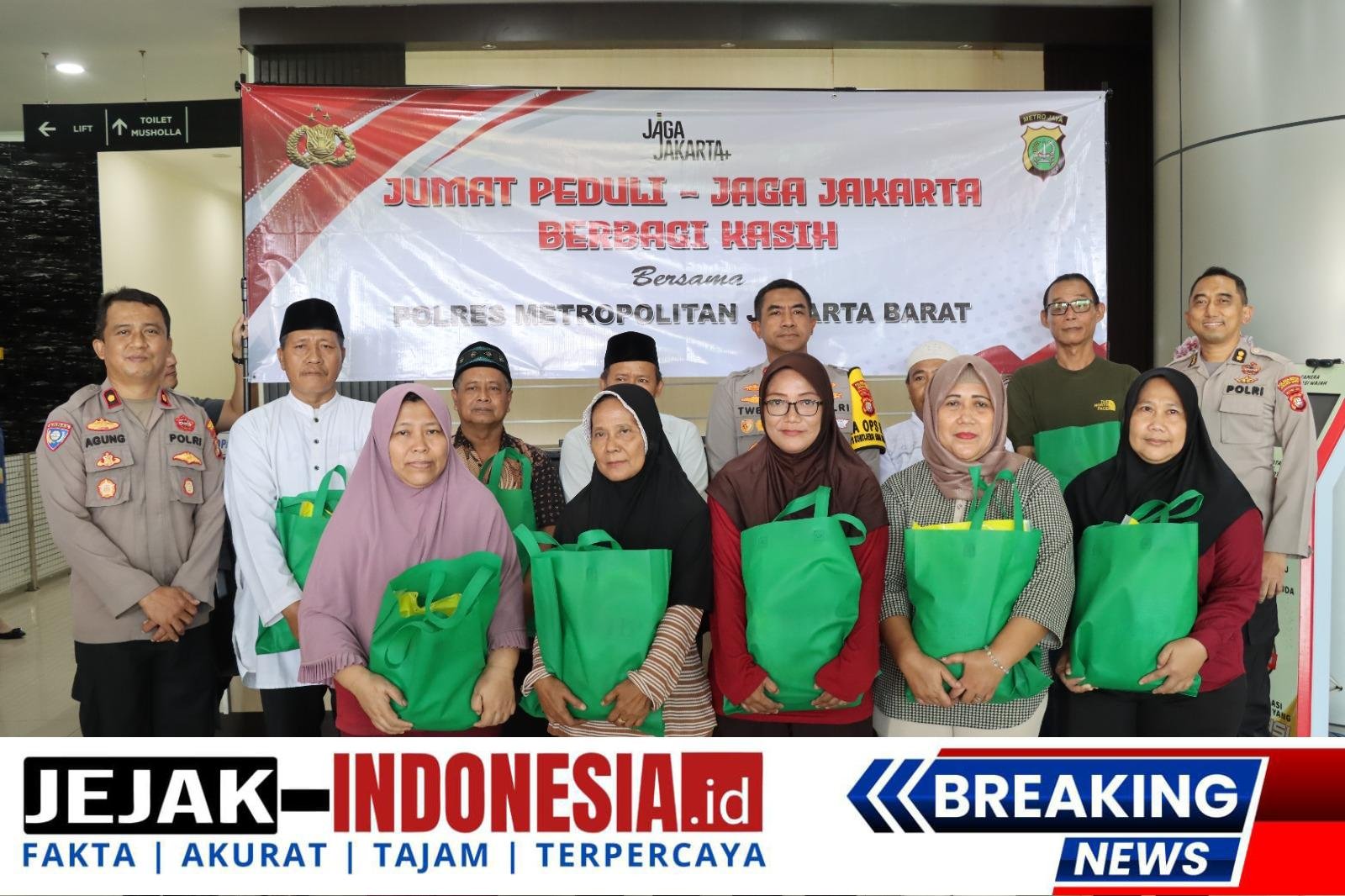 Polres Metro Jakbar Gelar Jumat Peduli, Warga Dapat 100 Kantong Beras