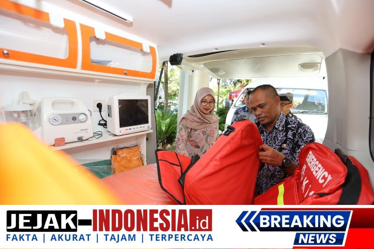Tingkatkan Layanan Kesehatan, Bupati Ipuk Kembali Serahkan 7 Ambulans ke Puskesmas