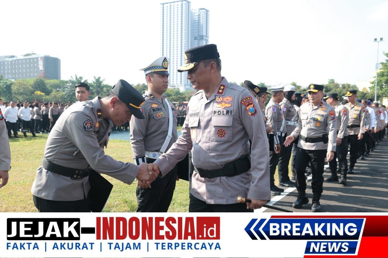 Kapolda Jatim Beri Penghargaan untuk 263 Personel dan KPLB bagi Bripda Ahmad Ricky