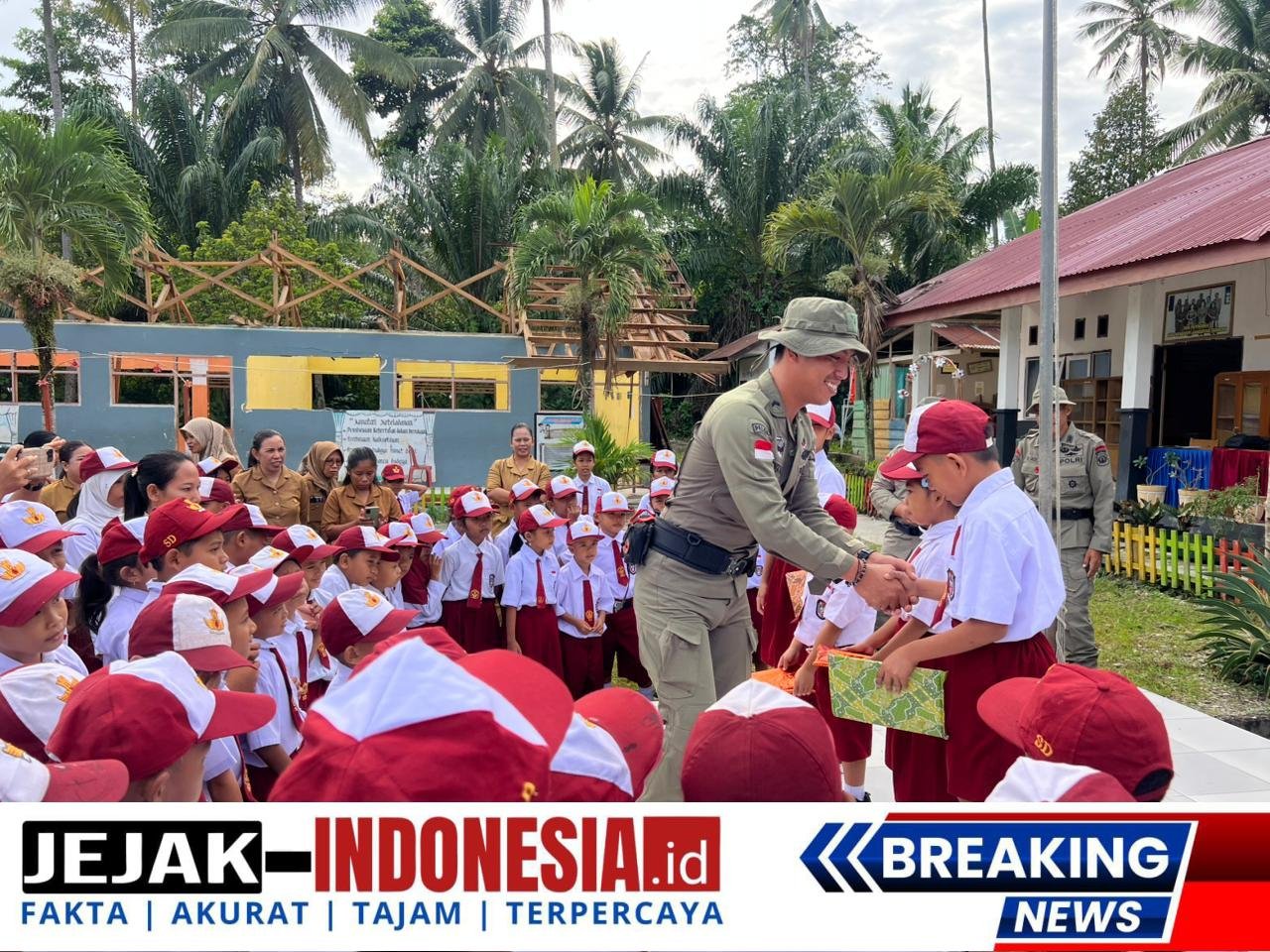 Ajak Siswa Cinta Tanah Air, Satgas Madago Raya Gelar Upacara di Poso Pesisir Selatan