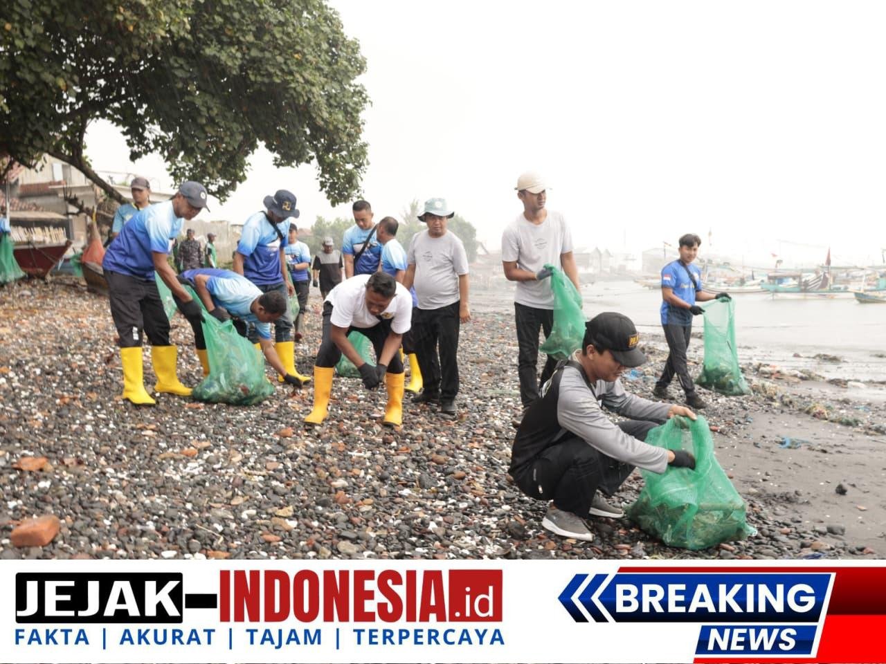 Kolaborasi Bareng Sungai Watch, Banyuwangi Gelar Aksi Big Clean Up di Pesisir Sampangan Muncar