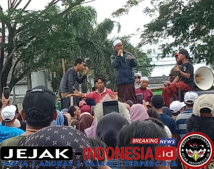 Warga Villa Kencana Cikarang Demo Di Depan Kantor Developer, Tuntut Penanganan Banjir