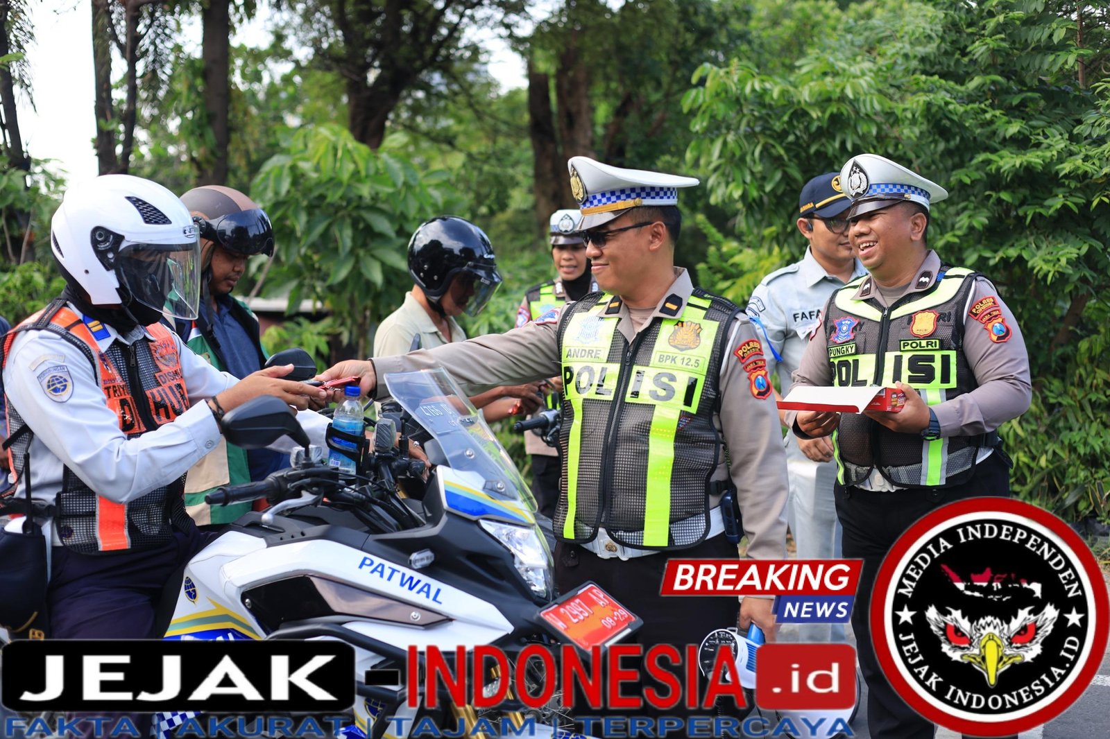 Polres Gresik Gencarkan Edukasi Keselamatan, Pengguna Jalan Tertib Dapat Cokelat