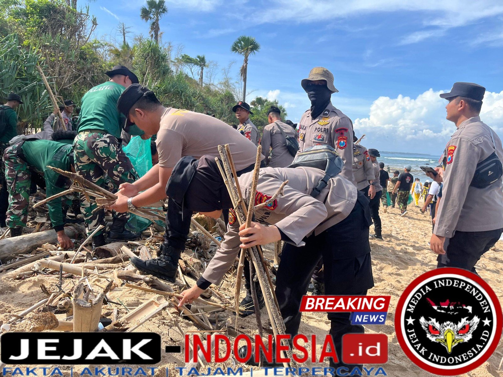 Polresta Banyuwangi dan Stage Holder Terkait mengikuti Karya Bakti Bersihkan Pesisir Pantai Pancur
