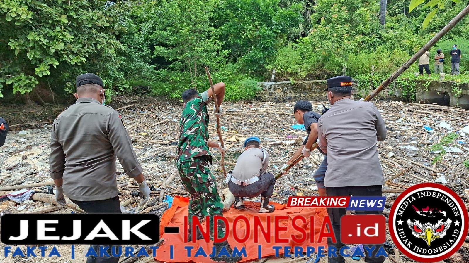 Sinergi TNI-Polri dan TN Alas Purwo Evakuasi Jenazah Tanpa Identitas di Pantai Plengkung
