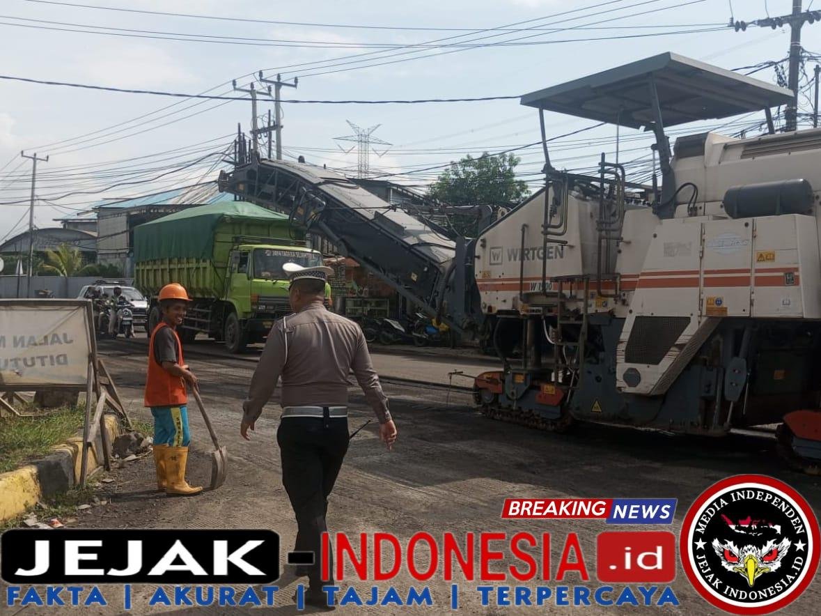 Bantu lancarkan arus lalulintas lantas Polsek Pulomerak lakukan pengaturan lalin