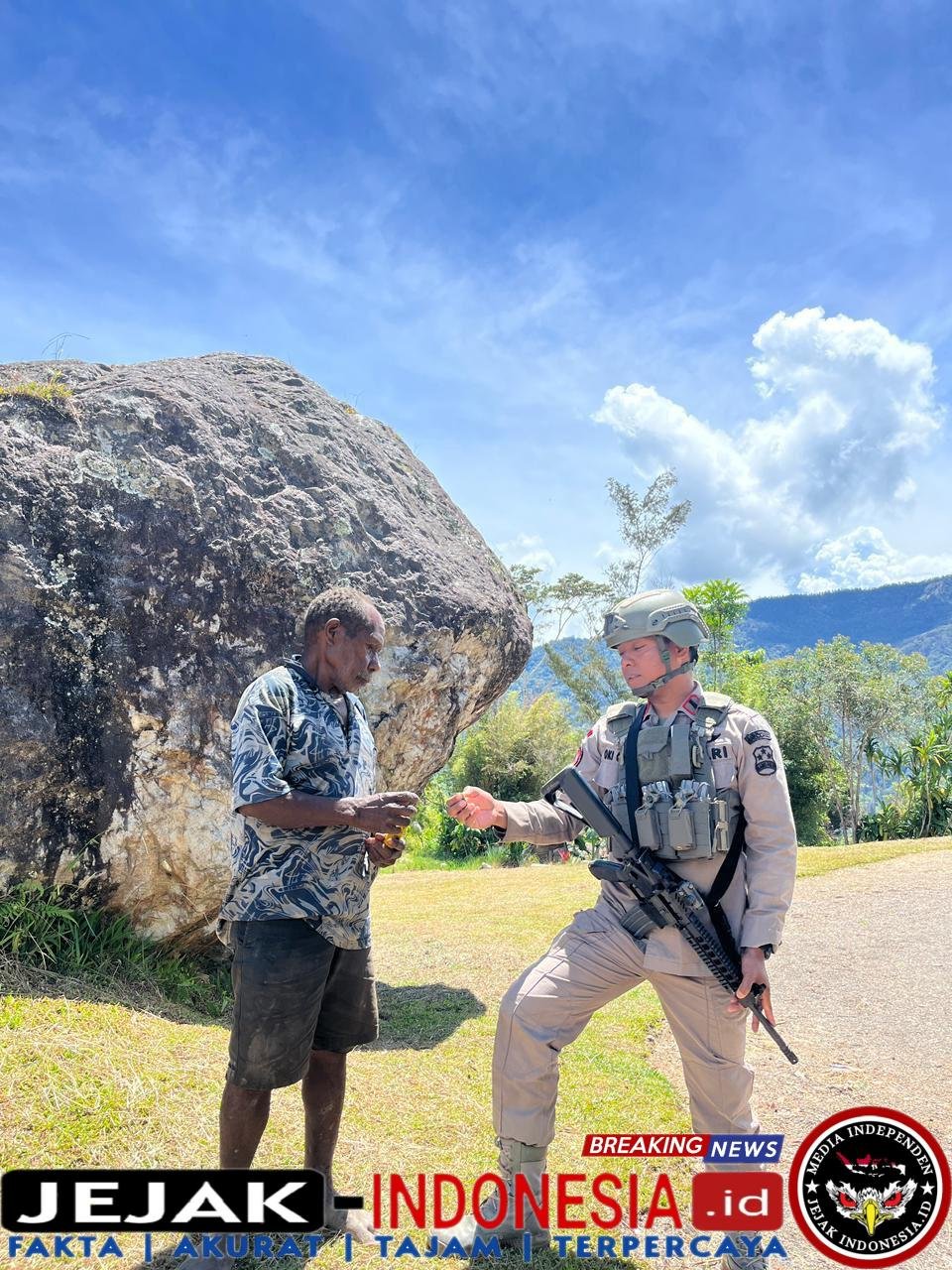 Satgas Damai Cartenz Gelar Patroli dan Pelayanan Kesehatan di Sinak