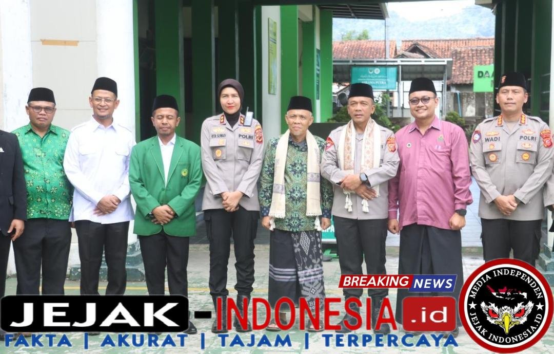 Momen Hangat Kapolda Jabar di Ponpes Darul Ulum: Apresiasi Pengurus dengan Hadiah Tiket Umroh