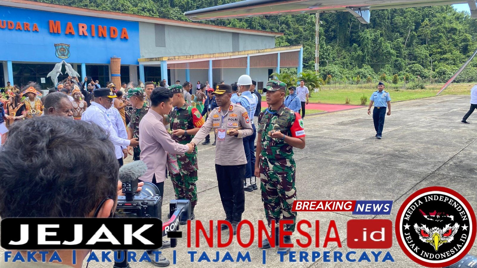 Kapolres Raja Ampat Sambut Kedatangan Wapres Gibran di Bandara Marinda