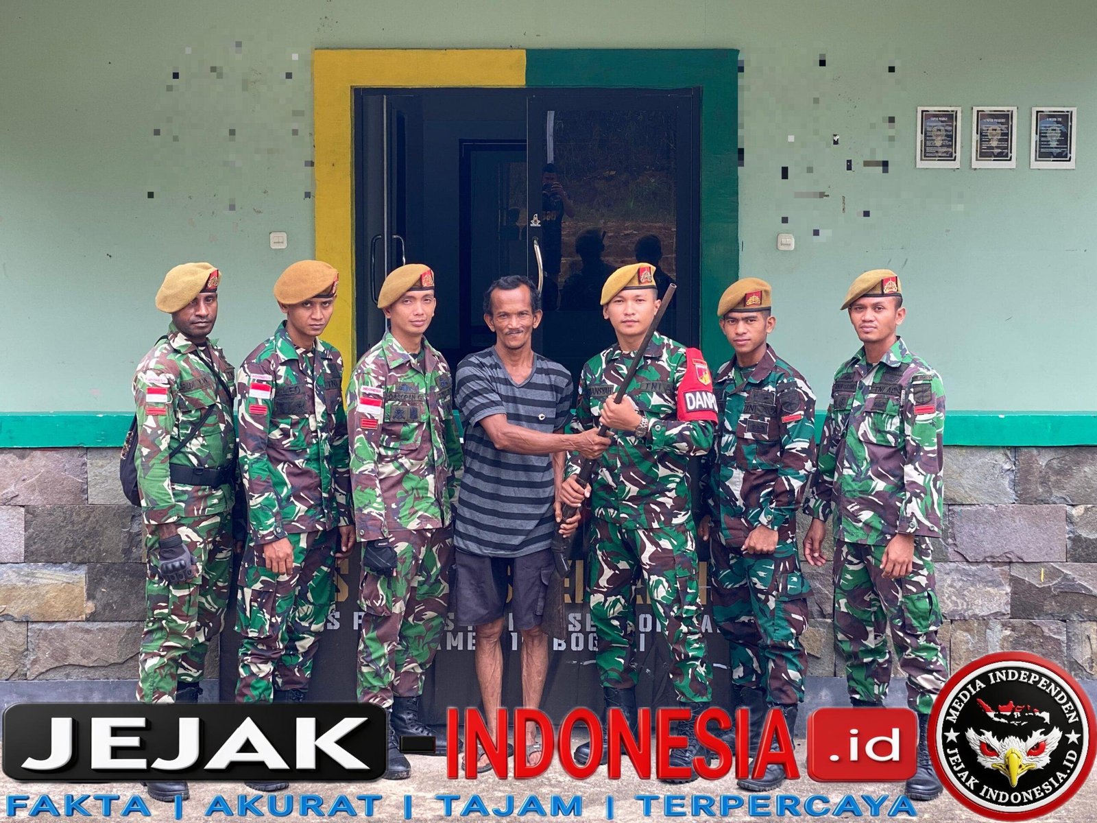 Satgas Pamtas RI-MALAYSIA Yonarmed 19/Bogani Terima Penyerahan Senjata Api Dari Warga Perbatasan di Kabupaten Sambas