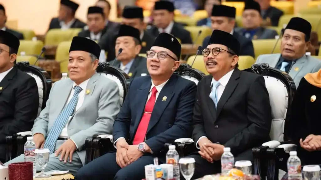 Wakil-Ketua-DPRD-Jatim-sekaligus-politikus-PDI-Perjuangan-Deni-Wicaksono-tengah