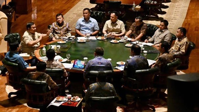 presiden-prabowo-subianto-memanggil-sejumlah-menteri-dan-pejabat-terkait-ke-kediamannya-di-hambalang-bogor-jawa-barat-1787505555522_169