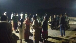 situasi-di-pantai-saat-proses-pencarian-nelayan-hilang-diterjang-ombak-besar-di-pasuruan-1785628803164_169